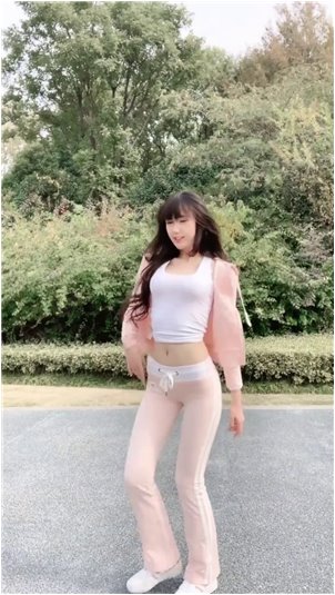 韩国女主播裸舞网站_主持人不相信传销陷阱，传销少女当场给她洗脑，全场佩服